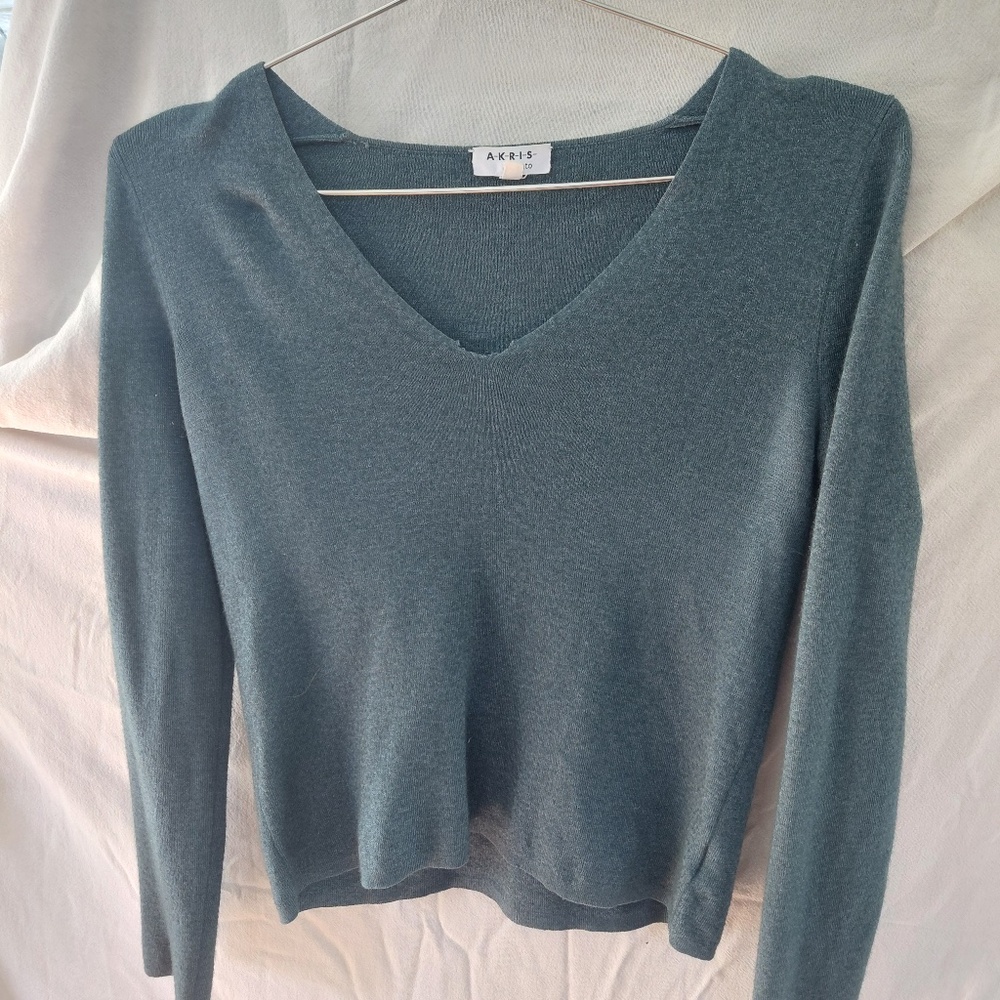 Akris Punto S ~ super soft imported cashmere long sleeve V neck